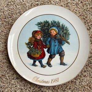 Avon Collectors Christmas Memories  Plate 1981 First Edition.